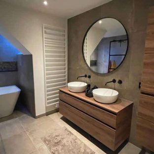 Badkamer verbouwing luxe tegels betonlook